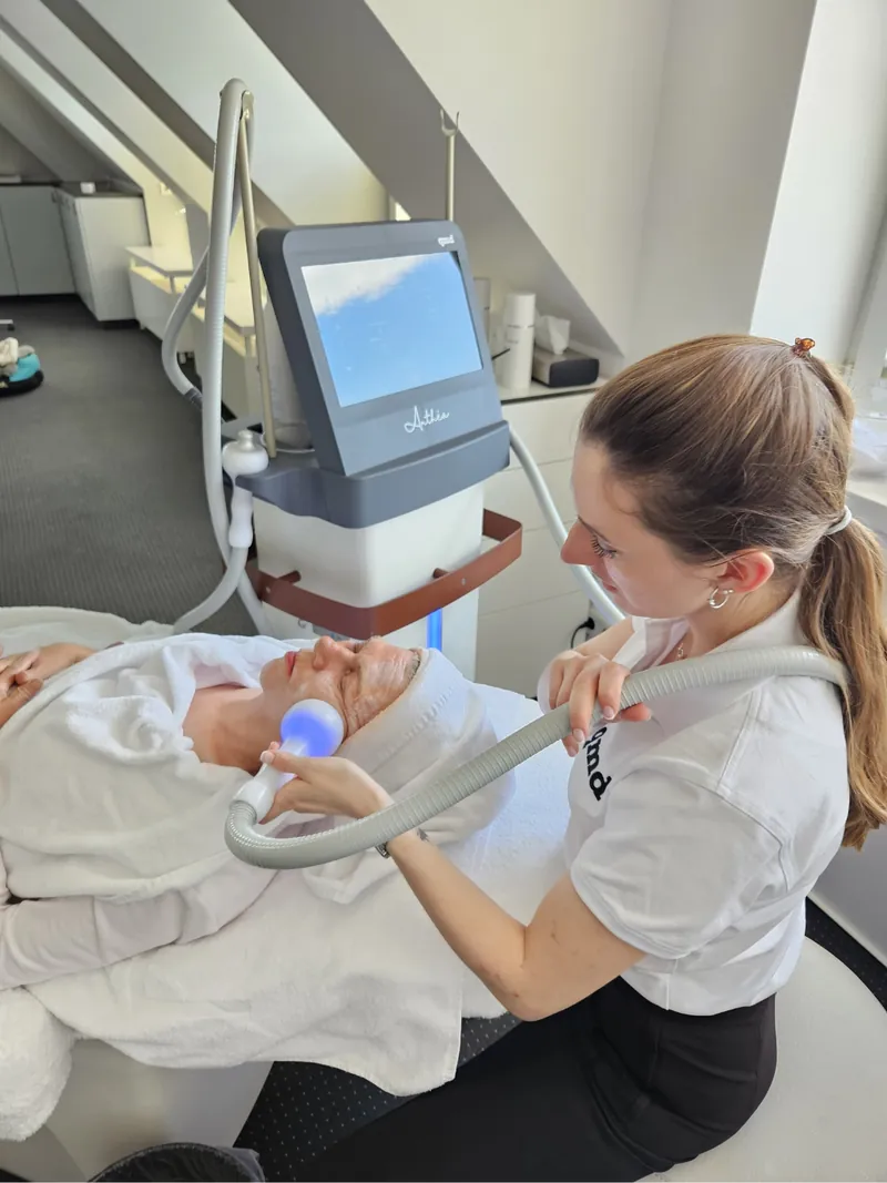 Anthéa by qmd face session with the curved handpiece