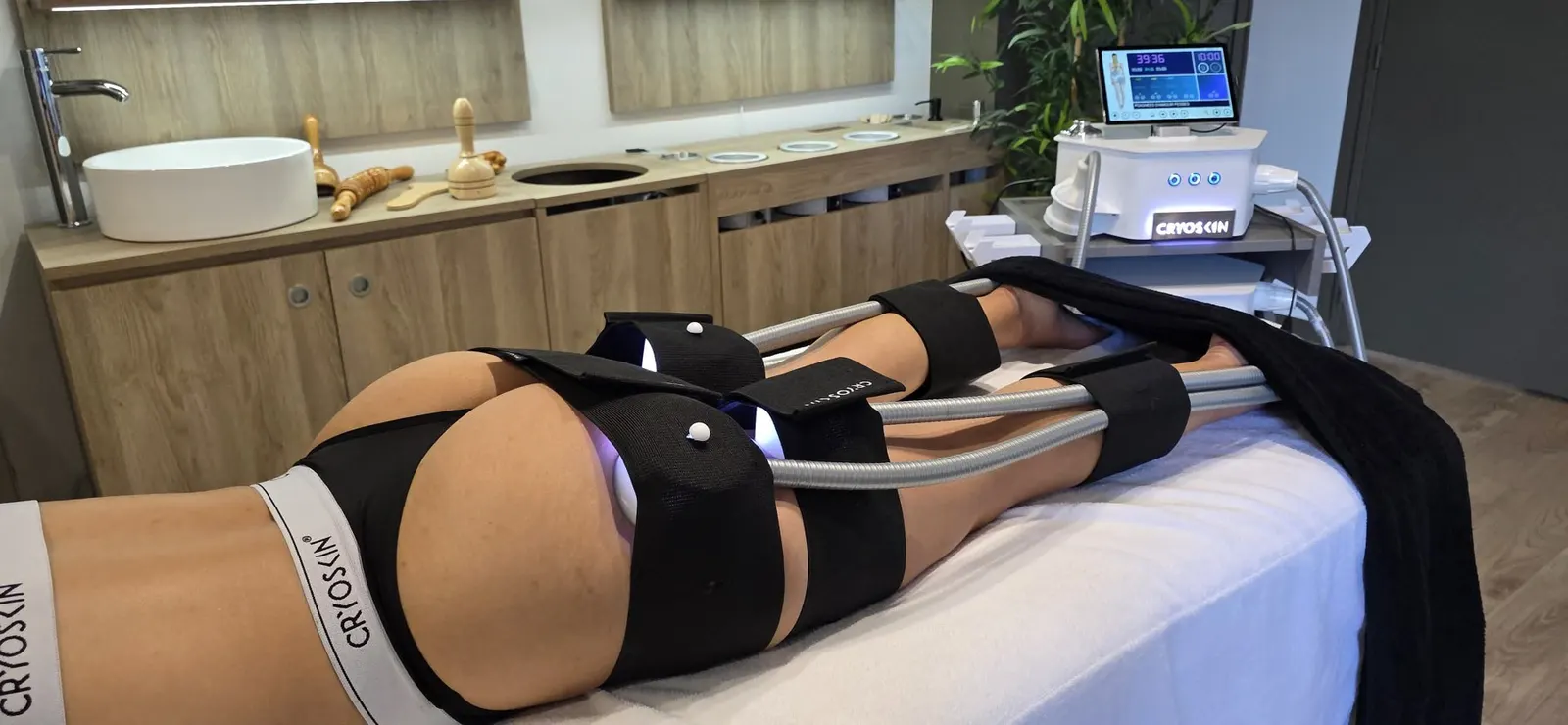 Cryoskin® Revolution static pads placed for a hands-free session