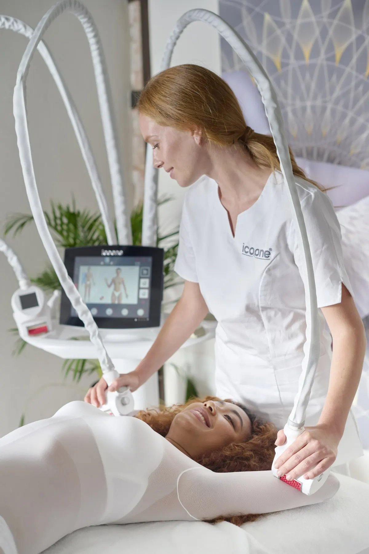 icoone® facial session with Robomicro handpieces on the cheek