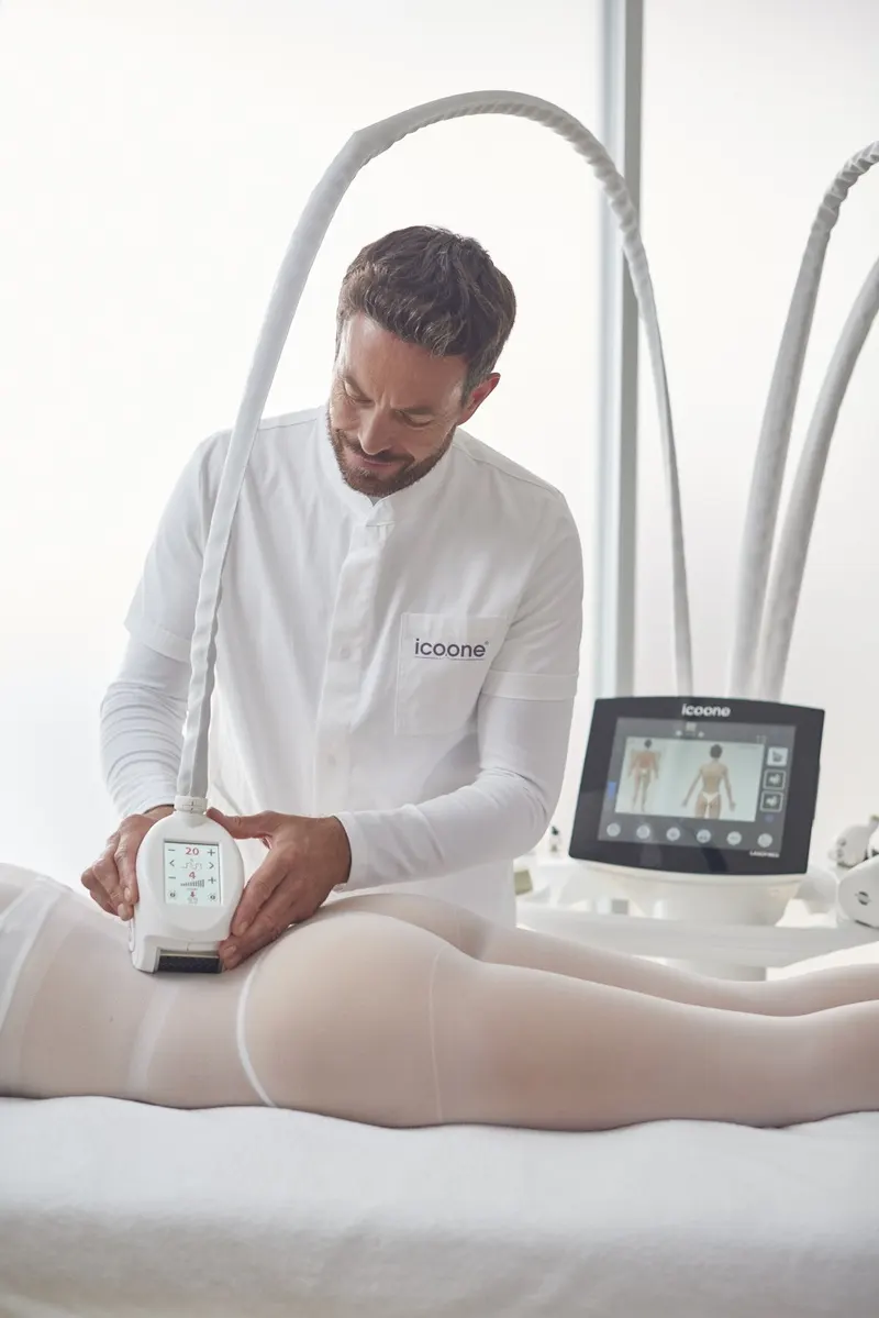 Therapist performing an icoone® body session